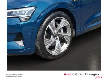 AUDI e-tron quattro 55 advanced 22 B&O PhoneBox Umgeb