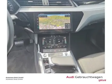AUDI e-tron quattro 55 advanced 22 B&O PhoneBox Umgeb