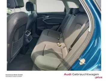 AUDI e-tron quattro 55 advanced 22 B&O PhoneBox Umgeb
