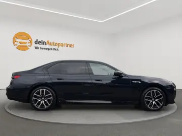 BMW i7 xDrive M70 HUD PANO TV FONT ENTERTAINMENT ACC