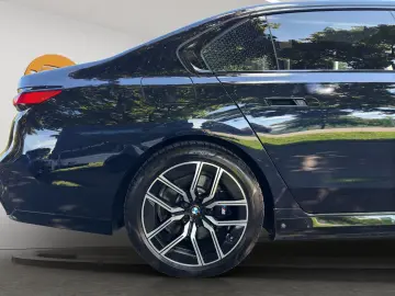 BMW i7 xDrive M70 HUD PANO TV FONT ENTERTAINMENT ACC