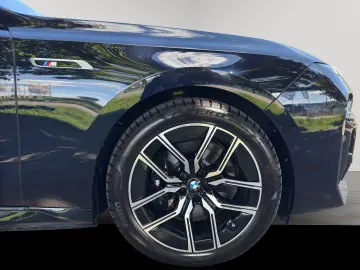 BMW i7 xDrive M70 HUD PANO TV FONT ENTERTAINMENT ACC