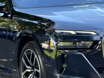 BMW i7 xDrive M70 HUD PANO TV FONT ENTERTAINMENT ACC