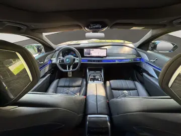 BMW i7 xDrive M70 HUD PANO TV FONT ENTERTAINMENT ACC
