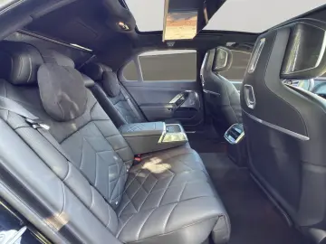 BMW i7 xDrive M70 HUD PANO TV FONT ENTERTAINMENT ACC
