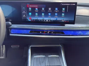 BMW i7 xDrive M70 HUD PANO TV FONT ENTERTAINMENT ACC