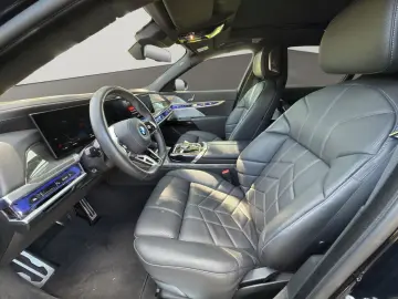 BMW i7 xDrive M70 HUD PANO TV FONT ENTERTAINMENT ACC