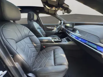 BMW i7 xDrive M70 HUD PANO TV FONT ENTERTAINMENT ACC