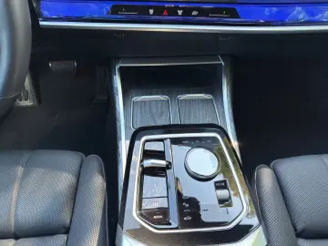 BMW i7 xDrive M70 HUD PANO TV FONT ENTERTAINMENT ACC