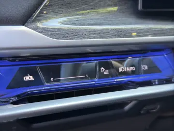 BMW i7 xDrive M70 HUD PANO TV FONT ENTERTAINMENT ACC