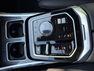 BMW i7 xDrive M70 HUD PANO TV FONT ENTERTAINMENT ACC