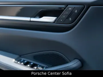 PORSCHE Macan Electric 4