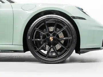 PORSCHE 992 Carrera