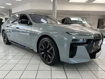 BMW i7 M70 xD M-Perf PANO-SKY KRISTALL A-TÜREN B&W