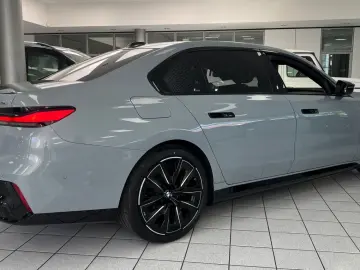 BMW i7 M70 xD M-Perf PANO-SKY KRISTALL A-TÜREN B&W