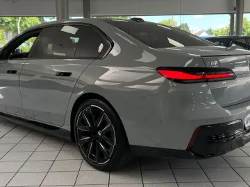 BMW i7 M70 xD M-Perf PANO-SKY KRISTALL A-TÜREN B&W