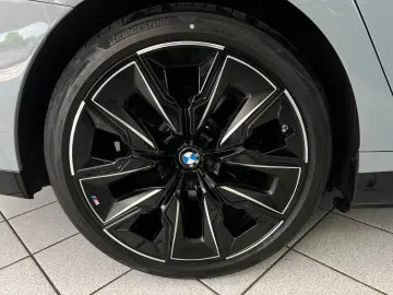 BMW i7 M70 xD M-Perf PANO-SKY KRISTALL A-TÜREN B&W