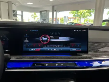BMW i7 M70 xD M-Perf PANO-SKY KRISTALL A-TÜREN B&W