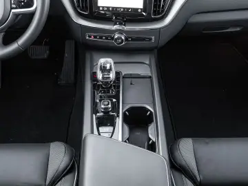 VOLVO XC60 Plus Dark AWD B5 Benzin EU6d Allrad Leder d