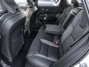 VOLVO XC60 Plus Dark AWD B5 Benzin EU6d Allrad Leder d