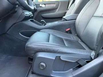 VOLVO XC40 Core Recharge Plug-In HybridLederAHK KAMERA