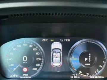 VOLVO XC40 Core Recharge Plug-In HybridLederAHK KAMERA