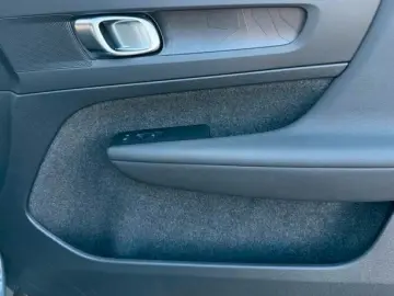 VOLVO XC40 Core Recharge Plug-In HybridLederAHK KAMERA