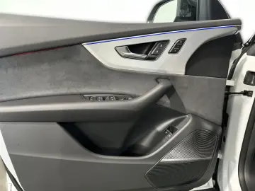 AUDI Q8 55 TFSI e S-LINE QUATTRO MATRIX