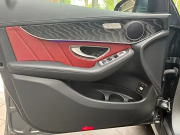 MERCEDES-BENZ GLC 300 de 4M AMG MBUX Ambiente CarPlay KAMERA