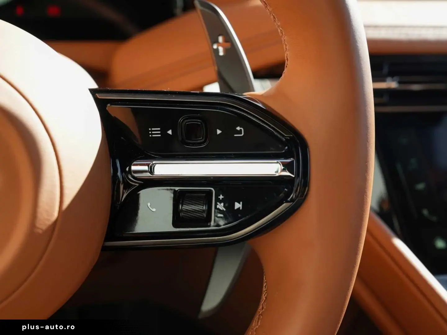ASTON MARTIN DB12 Volante