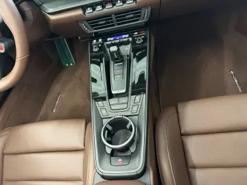 Porsche 911 Carrera 4 GTS T-Hybrid Cabriolet