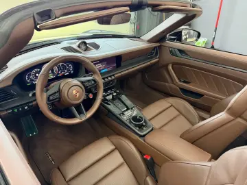 Porsche 911 Carrera 4 GTS T-Hybrid Cabriolet
