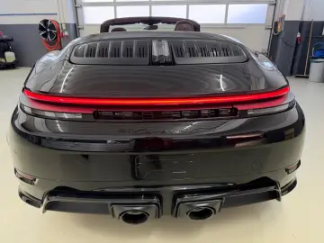 Porsche 911 Carrera 4 GTS T-Hybrid Cabriolet