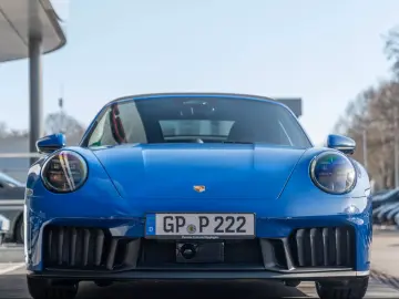 Porsche 992 911 Carrera GTS Cabrio Burmester