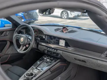 Porsche 992 911 Carrera GTS Cabrio Burmester