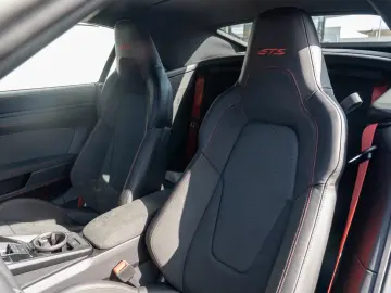 Porsche 992 911 Carrera GTS Cabrio Burmester