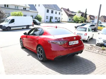 ALFA ROMEO Giulia COMPETIZIONE 2.0 TURBO 16V 280 PS AT8 Q4