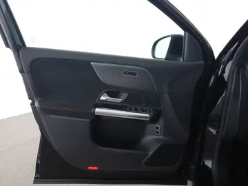 MERCEDES-BENZ EQA 250 AMG MBUX Pano Distronic 360 LED Navi
