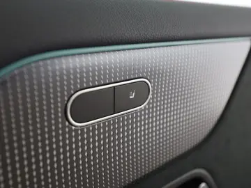 MERCEDES-BENZ EQA 250 AMG MBUX Pano Distronic 360 LED Navi