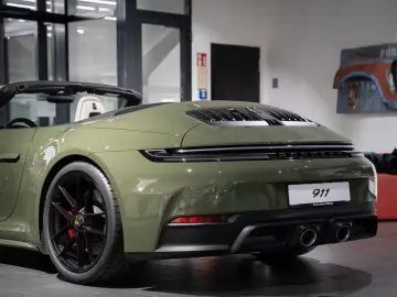 Porsche 992 911 Carrera 4 GTS Cabrio Natooliv