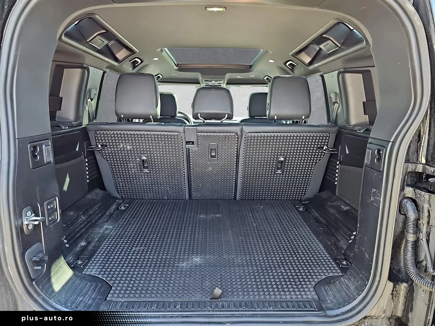 Land Rover Defender 110 D300 X-Dynamic SE