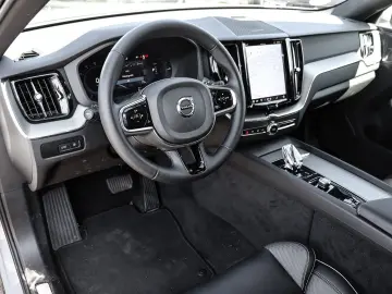VOLVO XC60 Plus Dark Recharge Plug-In Hybrid AWD T8 Tw