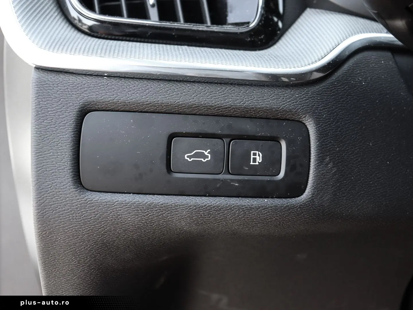 VOLVO XC60 Plus Dark Recharge Plug-In Hybrid AWD T8 Tw