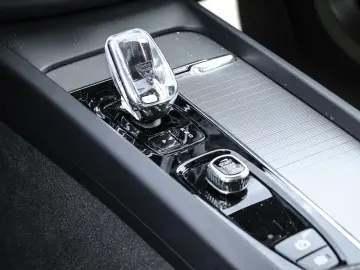 VOLVO XC60 Plus Dark Recharge Plug-In Hybrid AWD T8 Tw