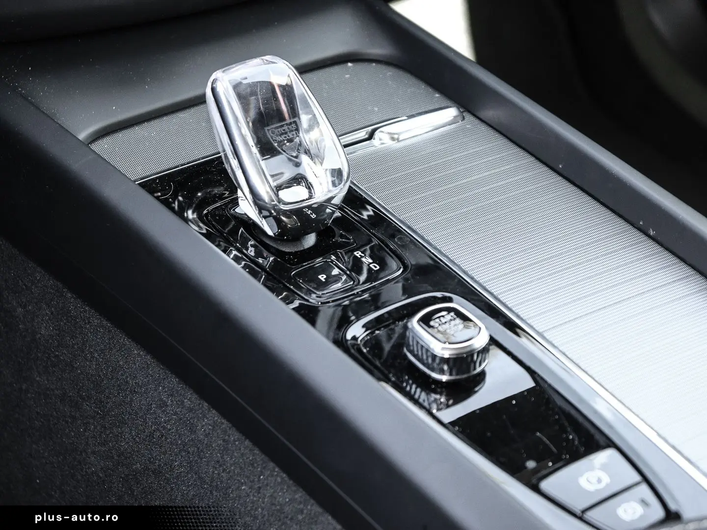 VOLVO XC60 Plus Dark Recharge Plug-In Hybrid AWD T8 Tw