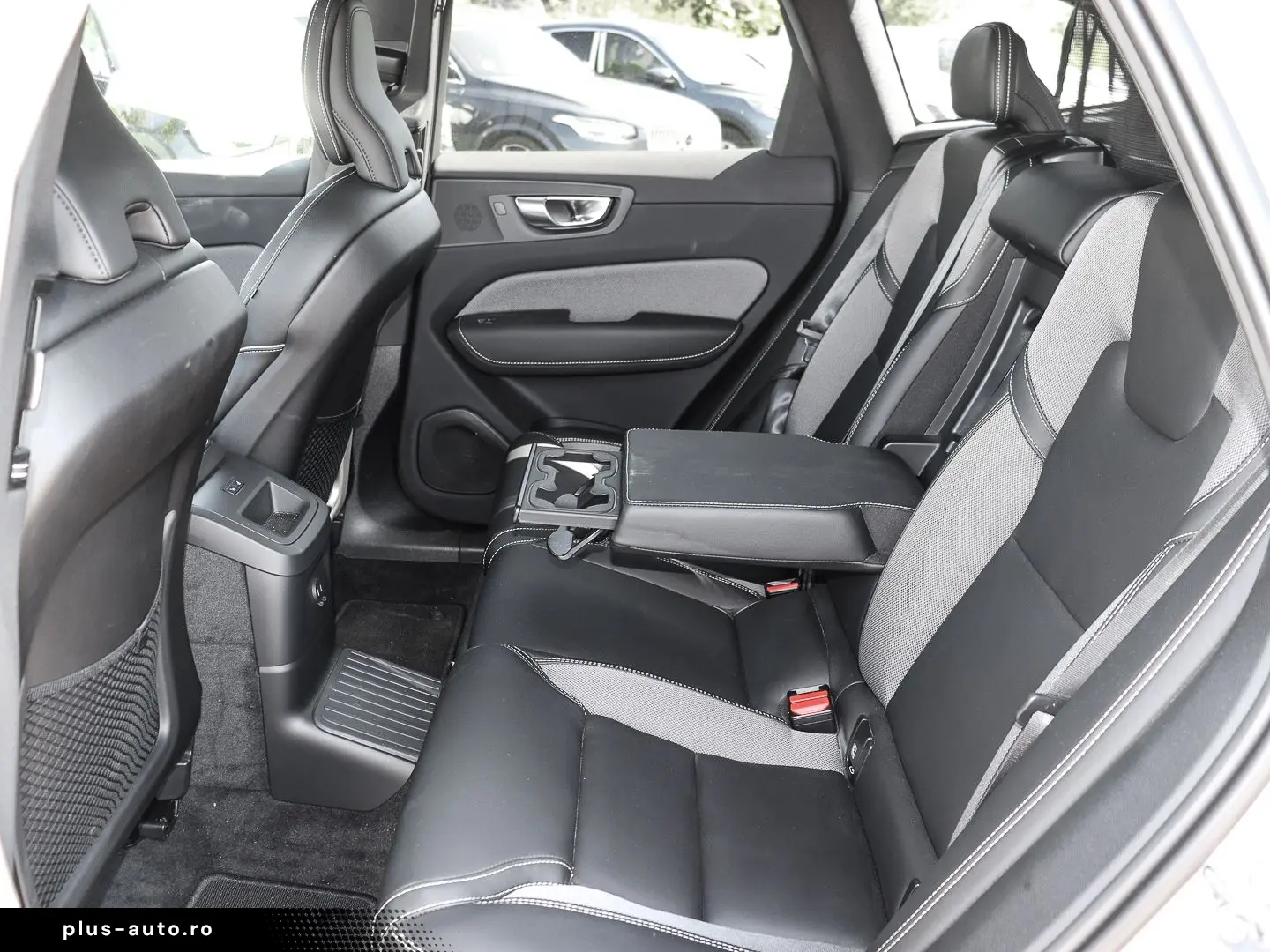 VOLVO XC60 Plus Dark Recharge Plug-In Hybrid AWD T8 Tw
