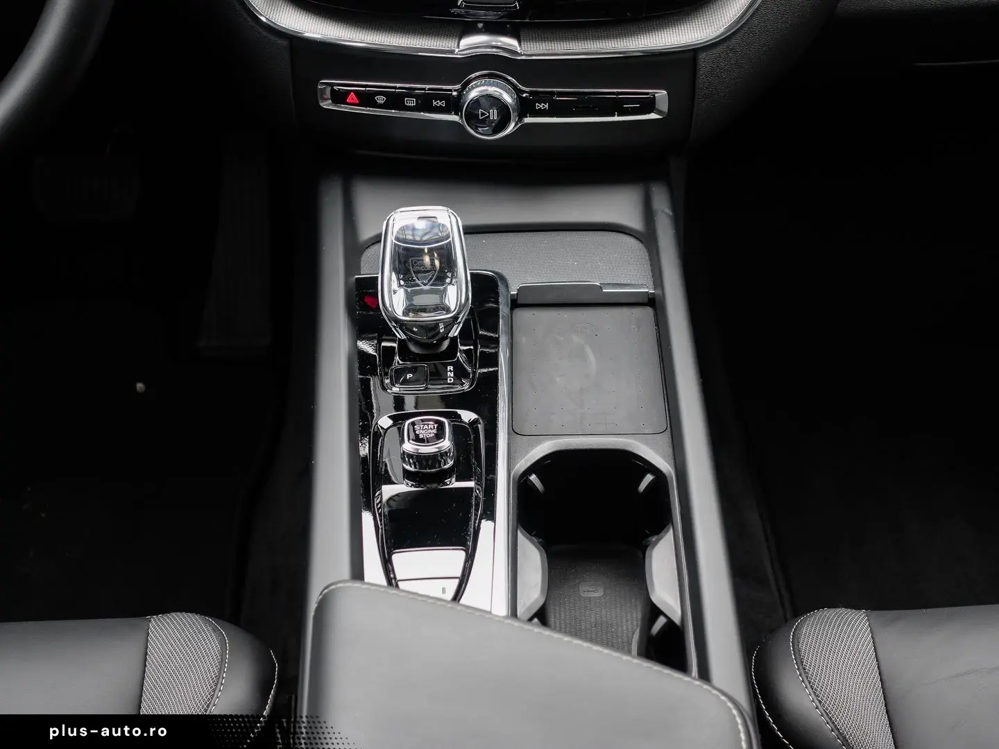 VOLVO XC60 Plus Dark Recharge Plug-In Hybrid AWD T8 Tw