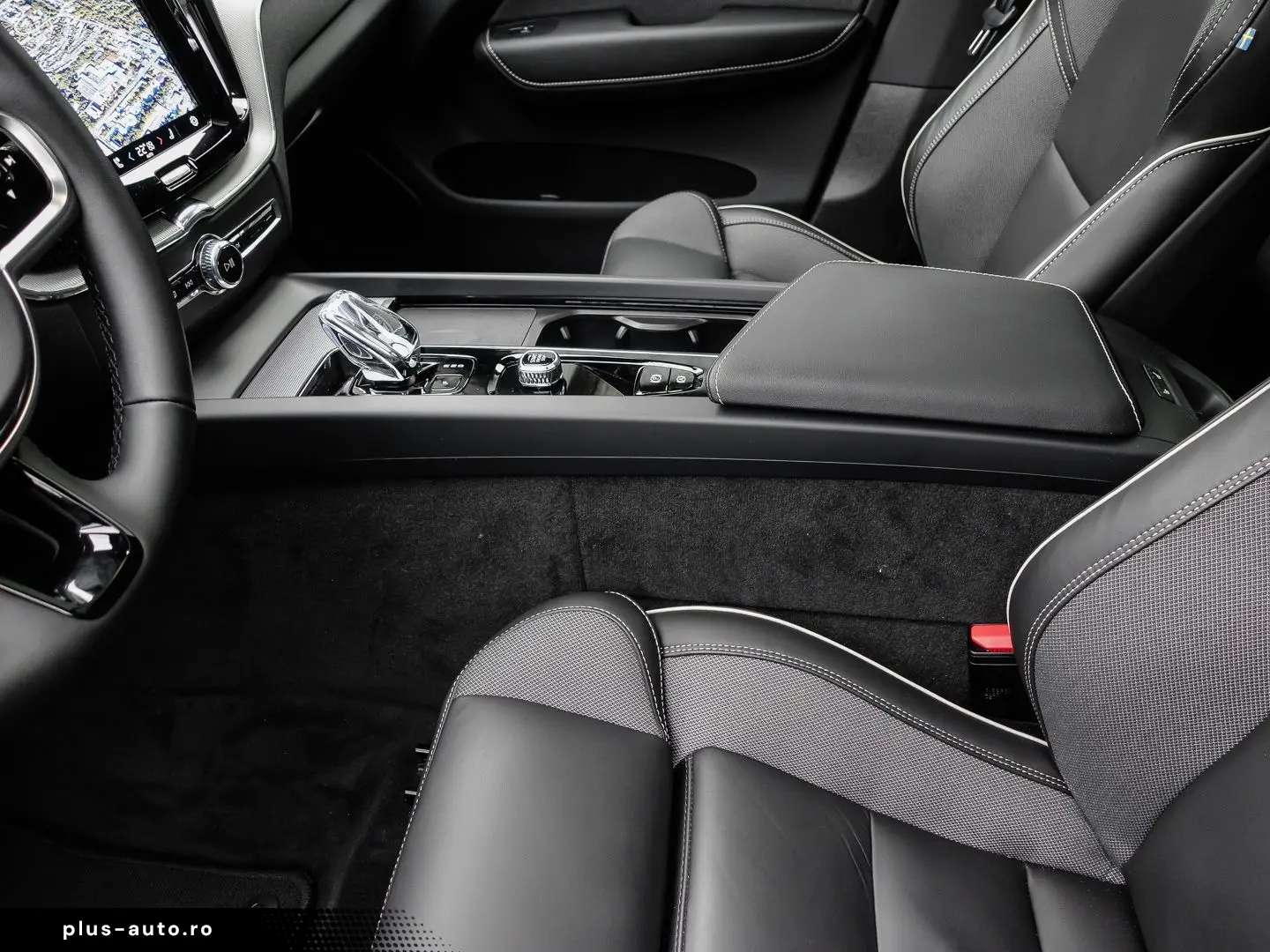 VOLVO XC60 Plus Dark Recharge Plug-In Hybrid AWD T8 Tw