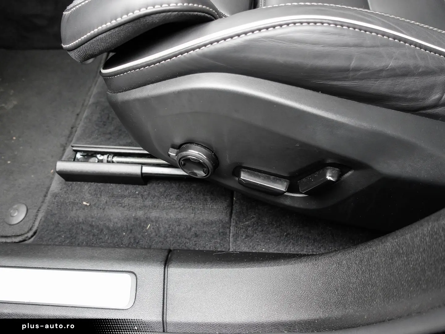 VOLVO XC60 Plus Dark Recharge Plug-In Hybrid AWD T8 Tw