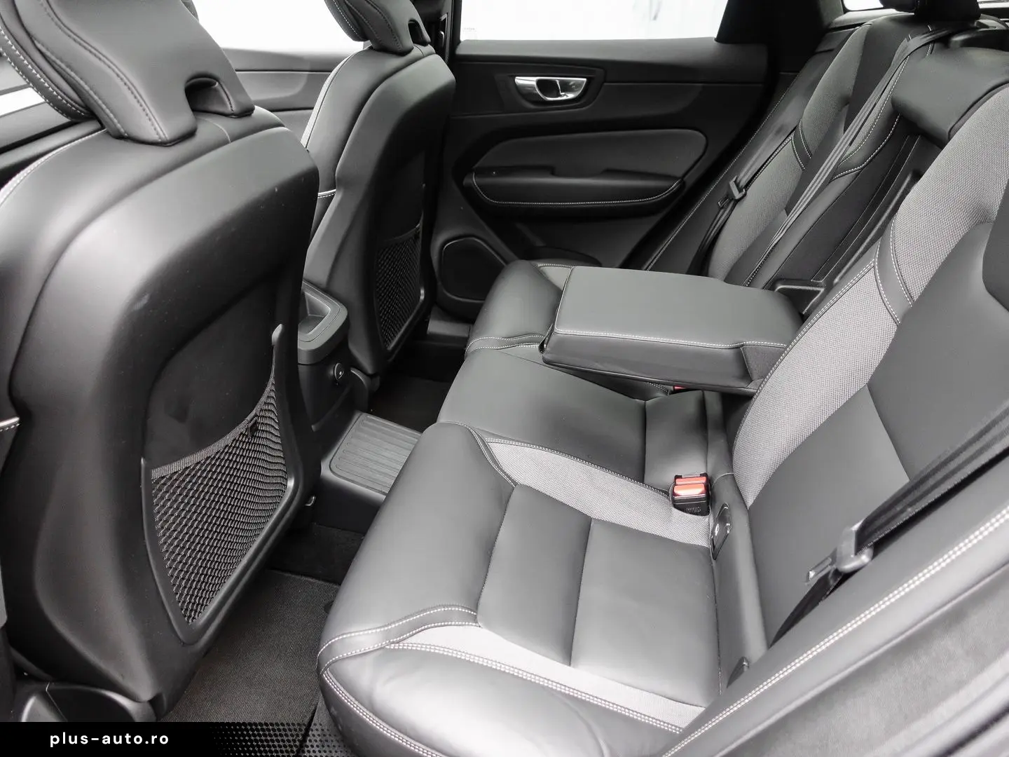 VOLVO XC60 Plus Dark Recharge Plug-In Hybrid AWD T8 Tw